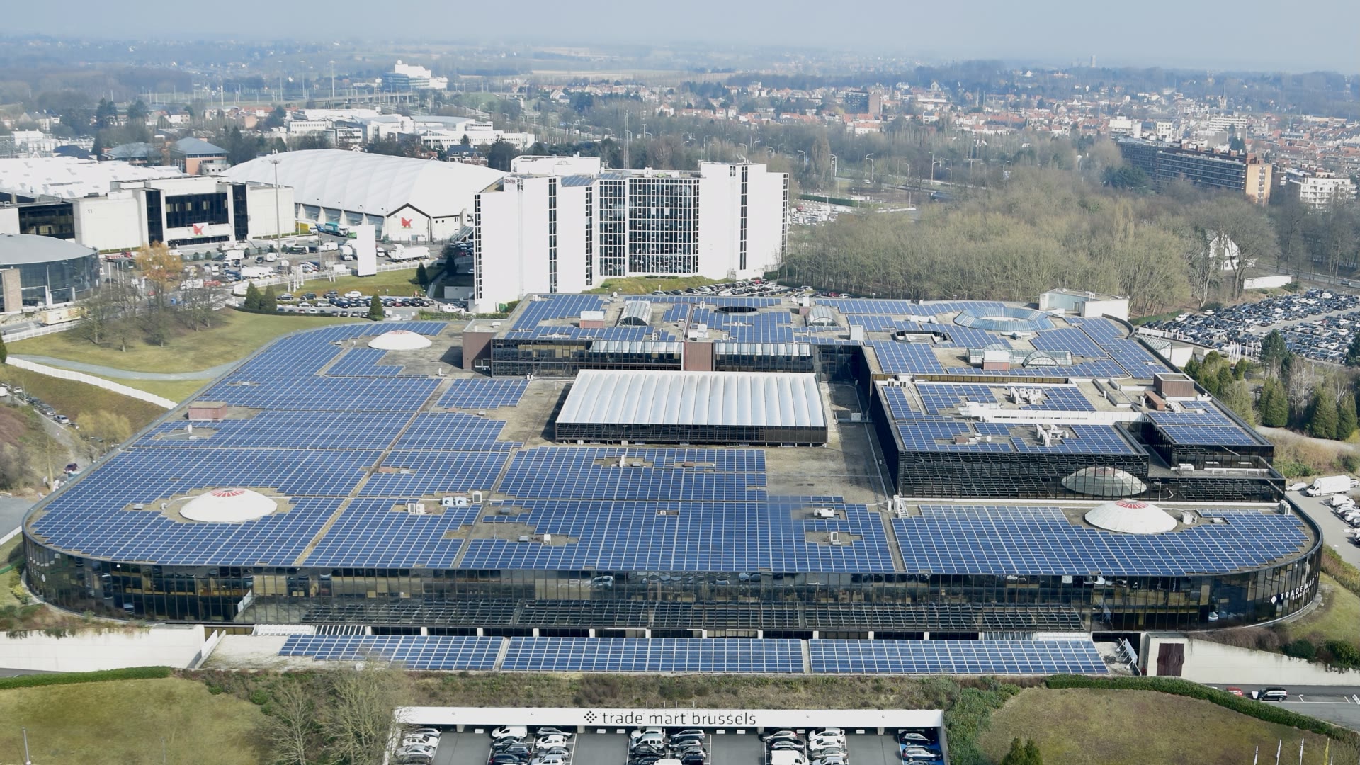 Großes Gewerbedach des Trademart Brussels mit flächendeckenden Photovoltaikmodulen.